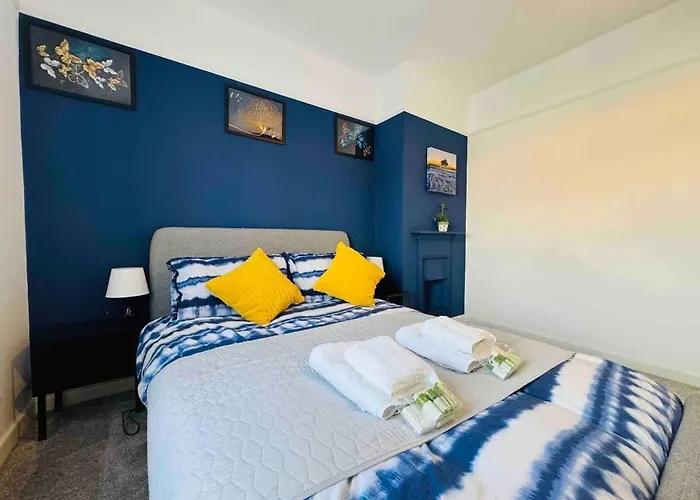 Chic 5 Bedroom House With Private Parking & Garden Bristol